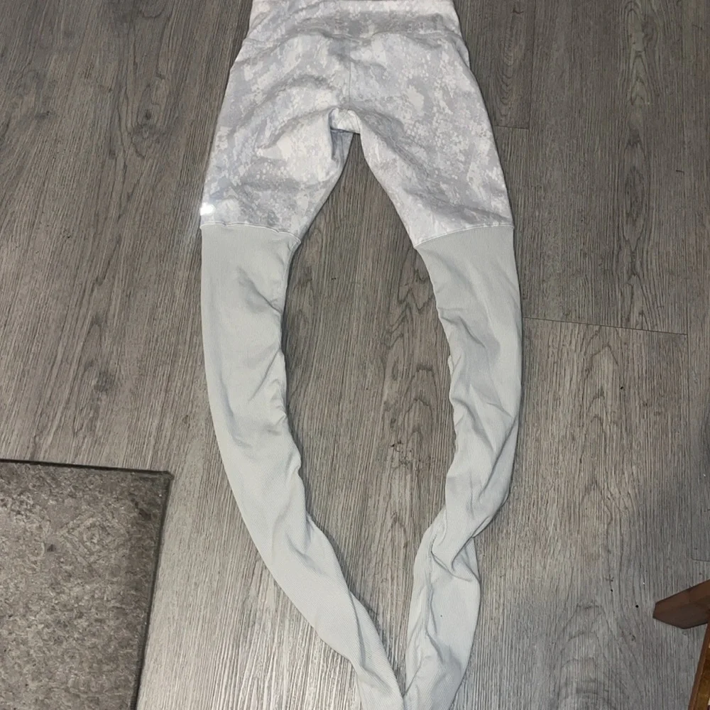 Alo Yoga two tone leggings